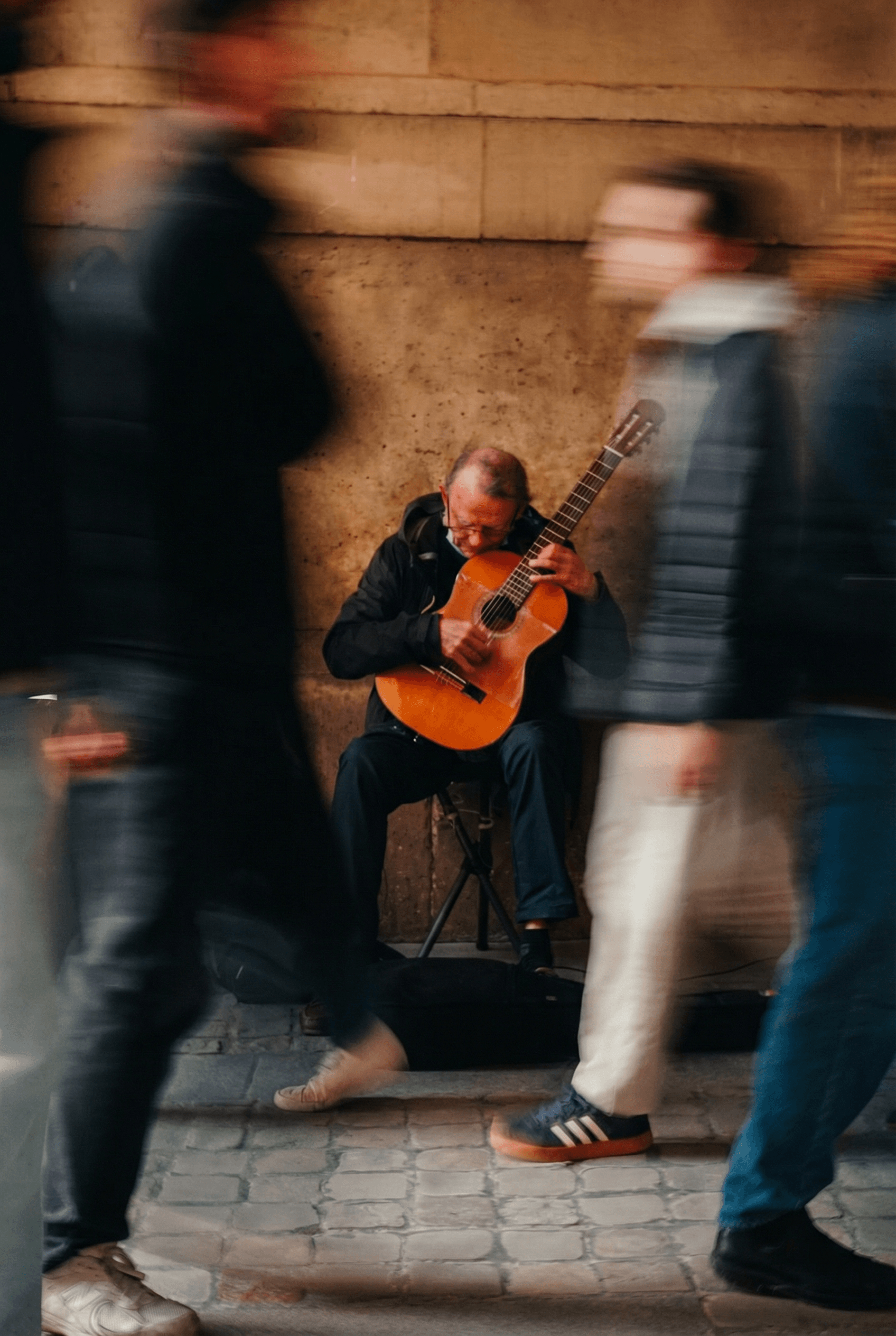 Graphic street frame with luminous contrast