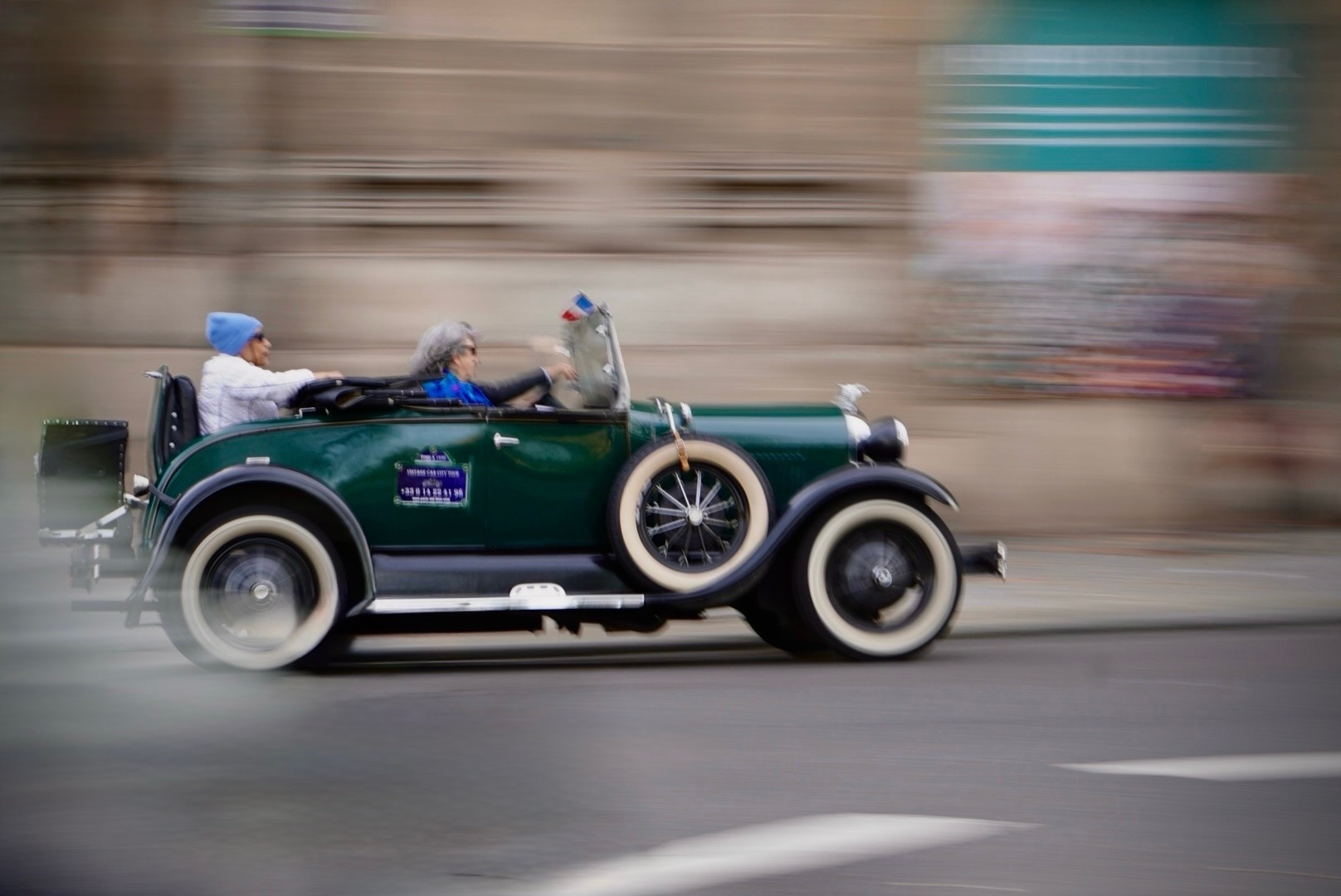 Closing travel frame in subdued tones